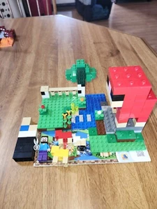 Lego Minecraft: The Wool Farm (21153) - Picture 1 of 3