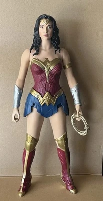 Boneco de ação Big-Figs Mulher Maravilha edição limitada com laço e capa - Imagem 1 de 4