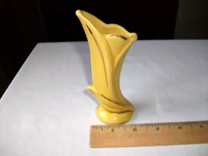 VINTAGE SHAWNEE YELLOW LILY BUD VASE TILTED FLOWER # 1125 GOLD TRIM 5" - Picture 1 of 10