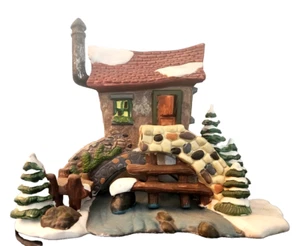 SANTA'S WORKSHOP O'WELL PORCELAIN CHRISTMAS VILLAGE HOUSE - HOUSE ON BRIDGE - Picture 1 of 5