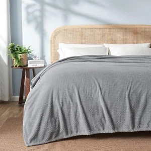NEWCOSPLAY Super Soft Throw Blanket Premium Silky Flannel Fleece Leaves Pattern - Picture 1 of 10