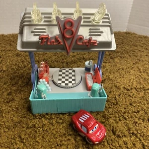Disney Pixar Cars FLO'S V8 Garage GAS OIL M6003 MINI avventure e alleggerimenti - Foto 1 di 12