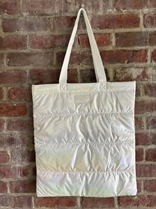 BATH & BODY WORKS BLANCO IRIDISCENTE PUFFER BOLSO REGALO NEGRO VIERNES 2023 NUEVO SIN ETIQUETAS - Imagen 1 de 5