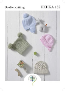 UKHKA 182 Cofano bambino, casco, cappello pull on e cappello borsa a T modello a maglia in DK - Foto 1 di 3