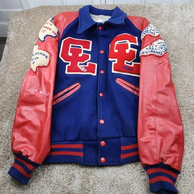 Chaqueta universitaria Howe Athletic Apparel de cuero rojo azul parches de lana talla 42 Foto 1 de 4