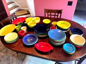 RIESIGES 59-TEILIGES SET FIESTAWARE VIELE FARBEN VIELE VERSCHIEDENE TEILE GUT GEPFLEGT - Bild 1 von 5