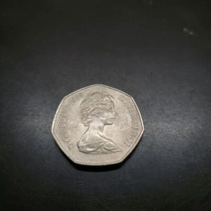1969 Elizabeth II D.G.REG F.D. NEW PENCE 50 Heptagon - Picture 1 of 2