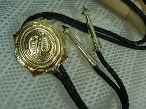Corbata Montana Silversmith oro/plata grabada pergamino vaquero occidental rodeo bolo - Imagen 1 de 24