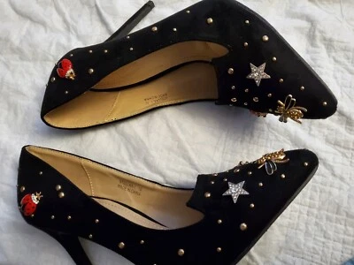 Salto bomba feminino preto com enfeites. Estes saltos são um sapato incomum limitado! - Imagem 1 de 4