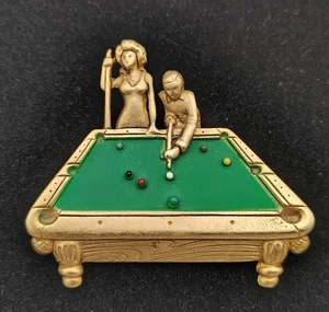 Vintage AJC Billardtisch Brosche Billard Anstecknadel Paar Emaille Schmuck Neuheit 80er - Bild 1 von 11
