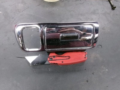 Bandeja de cinzas Rolls Royce prata sombra porta traseira esquerda - Imagem 1 de 4