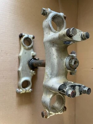 Abrazaderas de horquilla triple árbol Suzuki 1976 RM250 Foto 1 de 4