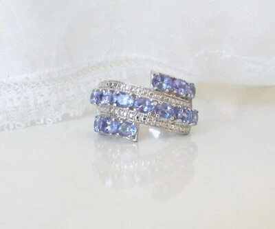 Anillo de compromiso media eternidad ovalado simulado tanzanita enchapado en oro blanco de 14K Foto 1 de 4