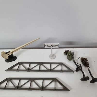 Lote De Colección Plasticville Modelo Tren Ferrocarril Letrero Puente Braguero Puerta Cruzada Árbol Foto 1 de 4