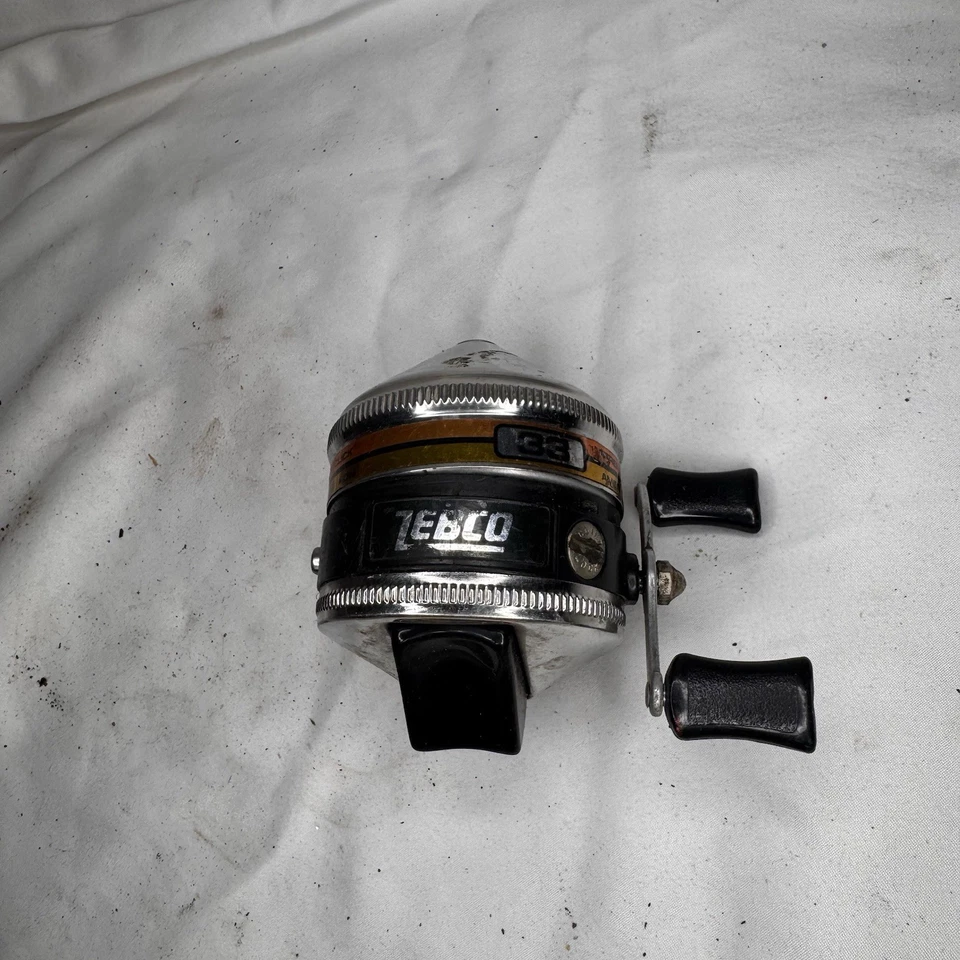 Carrete de fundición giratorio Zebco 33 de colección - Cinta naranja pie de remache único - Hecho en EE. UU. Foto 1 de 4