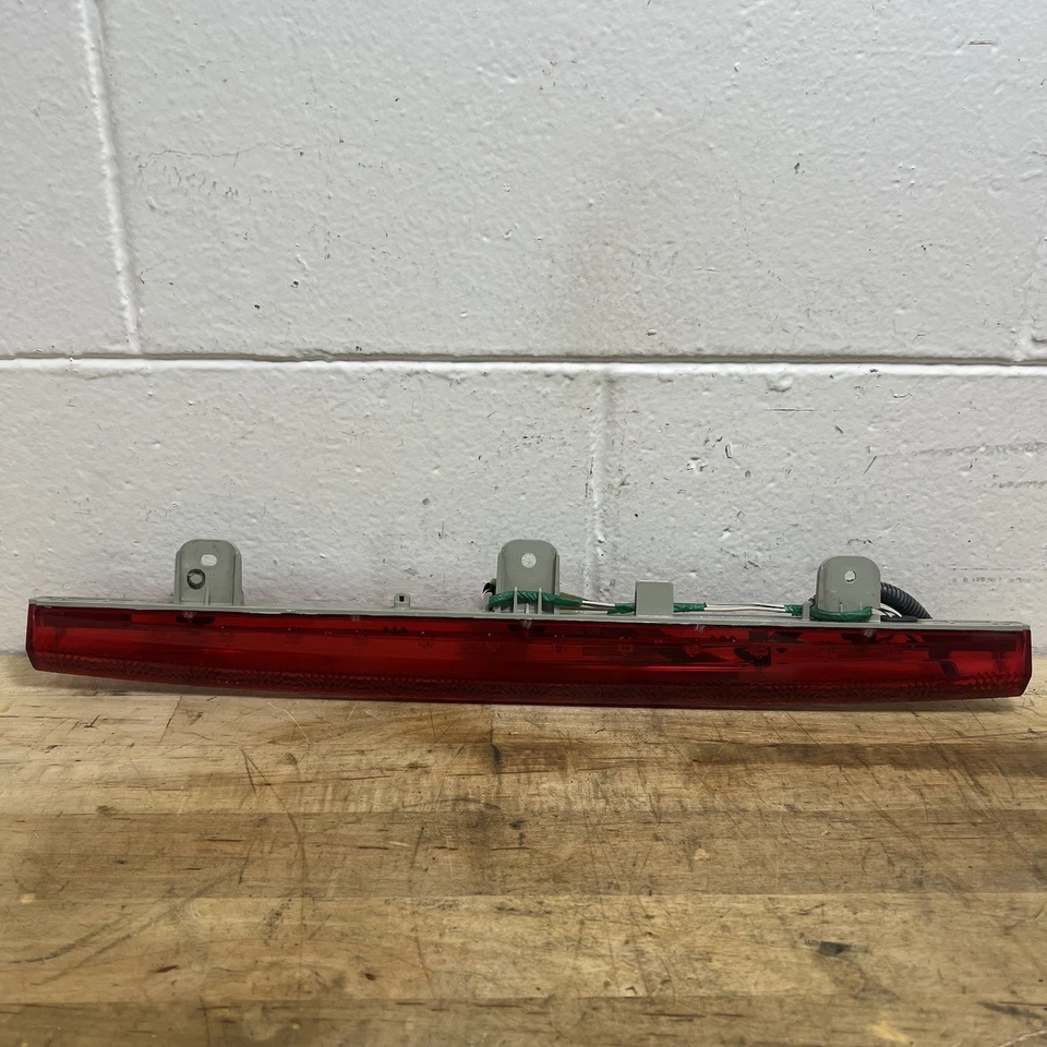 Lámpara de luz de freno montada en alerón Infiniti QX56 2011-2013 286-63746 OEM Foto 1 de 4