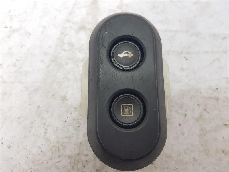 Ferrari California 2009 encendido 1 tapa de combustible e interruptor de liberación de tapa del maletero Foto 1 de 4