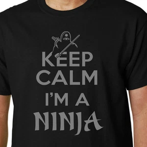 T-shirt Keep Calm I'm A Ninja KUNG FU BRUCE LEE KARATE KOSUGI GEEK CITAZIONE DIVERTENTE - Foto 1 di 2