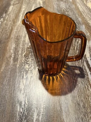 Sirve fácilmente una amplia variedad de bebidas frías con esta opción 32 oz. Jarra Foto 1 de 2