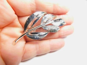 Strukturierte Brosche silberfarben Metall fünf Blätter Vintage - Bild 1 von 4