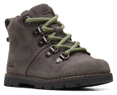 NUEVAS EN CAJA Clarks Niño Pequeño HEATH CAMINATA T Gris Botas de Gamuza Foto 1 de 4
