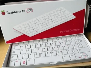 BRAND NEW RASPBERRY PI 400 COMPLETE PERSONAL COMPUTER + PI HUT CASE RPI400-UK - Afbeelding 1 van 5