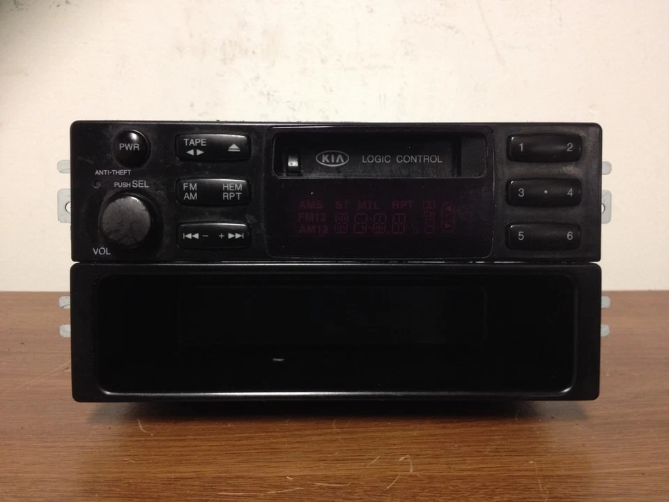 Radio/reproductor de cintas Kia Sedona LX 2002 Foto 1 de 1