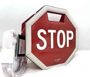 Tracolla nuova con etichette Kate Spade New York Detour glitter vernice pelle 3D stop sign NUOVA - Foto 1 di 22