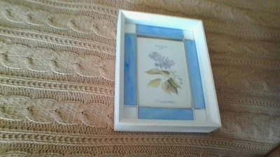 ¡Precioso vitral! Marco de fotos Hallmark Marjolein Baskin 4x6 vidrio blanco/azul Foto 1 de 4