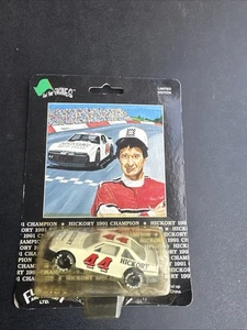 Larry Caudill-Autografo-Stock Auto Diecast SYEC -1/64  - Foto 1 di 6