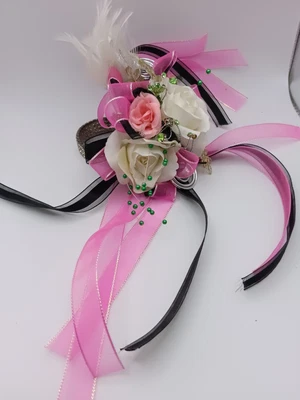 Divertido ramillete de muñeca rosa y negro con detalles plateados flores artificiales Foto 1 de 4