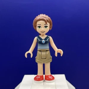LEGO® Minifig elf012 - Emily Jones - Dark Tan Shorts - Picture 1 of 4