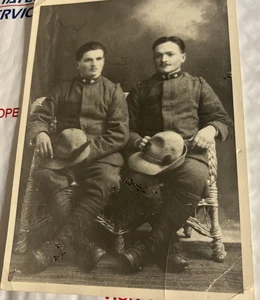Vintage WWI 2 Soldaten Studio Foto Foto Militär Kabinett Karte mit Hüten - Bild 1 von 7