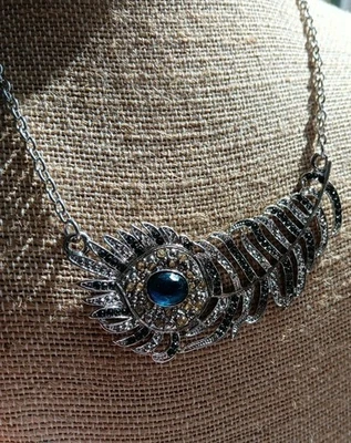 Pingente de pena de pavão corrente tom prata, com colar de detalhes de strass escuro - Imagem 1 de 4