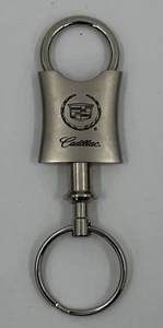 "Llavero valet de metal cepillado con logotipo de Cadillac versión más nueva logotipo de Cadillac 4"" X 4""" - Imagen 1 de 3