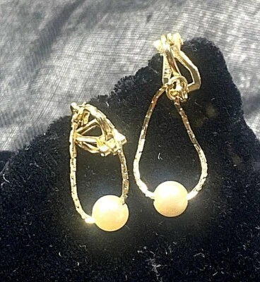 Подписанные серьги Napier Rich золотистого цвета с искусственным жемчугом на цепочке с петлей - Изображение 1 из 4