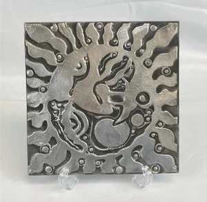 Bandeja de arte solar trivet de aluminio fundido Don Drumm peltre 8" x 8" - Imagen 1 de 9
