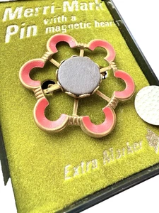 Juego de marcadores y pasadores magnéticos para pelotas de golf Merri-Mark de colección caja original años 60-70 - Imagen 1 de 10