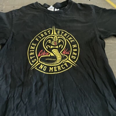 Camisa Cobra Kai Negra Amarilla Serpiente Golpe Primero Duro Sin Misericordia Karate Adulto M dc7 Foto 1 de 3