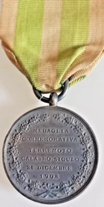 Medaglia Originale Re Vittorio Emanuele III TERREMOTO CALABRO SICULO 1908 Nastro - Foto 1 di 8