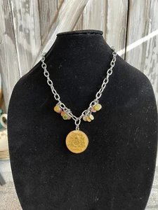 Collier breloque médaillon écusson juteux couture déclaration couronne ton argent émail - Photo 1/4