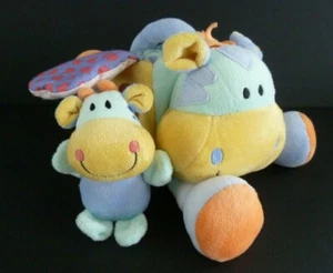 E6. DOUDOU D'ACTIVITE CHEVAL + BEBE POCHE CACHETTE bleu jaune coeur miroir 23cm - Foto 1 di 5