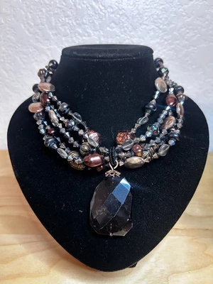 Collar Chico multicapa de cuentas de vidrio alrededor del cuello Foto 1 de 4