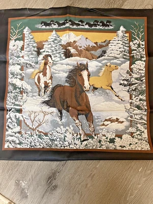 Escena de montaña nevada con caballos y árboles panel de almohada de algodón nuevo Foto 1 de 4