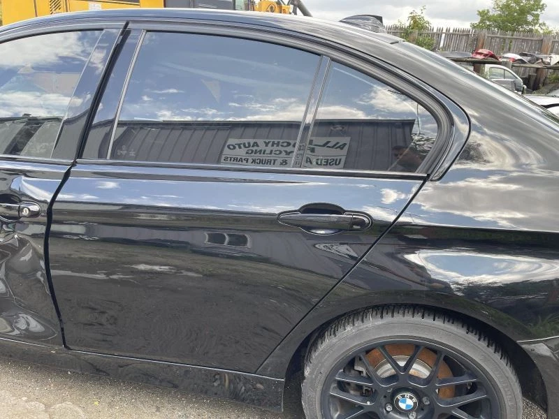 Черная левая задняя дверь со стороны водителя для BMW 330i 2016-2018 годов выпуска - Изображение 1 из 4