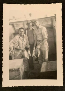 Foto antigua de colección 3 amigos luchadores sosteniendo peces que capturaron para el día #4885 - Imagen 1 de 1