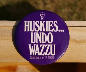 WA Huskies Undo Wazzu November 17 1979 Kentucky Fried Chicken KFC Pinback Button - Picture 1 of 2