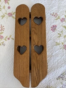 Lindo estante vintage de madera con recorte de corazón con puertas que se abren y cierran - Imagen 1 de 11