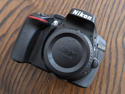 Cuerpo Nikon D5300 DSLR, OBTURADOR BAJO (8.557), 3 baterías, 3 tarjetas de 128 GB Foto 1 de 4