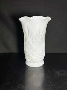 Hazel Atlas Vtg Starburst White Milk Glass 5 1/2  MCM Bud Vase - Bild 1 von 4